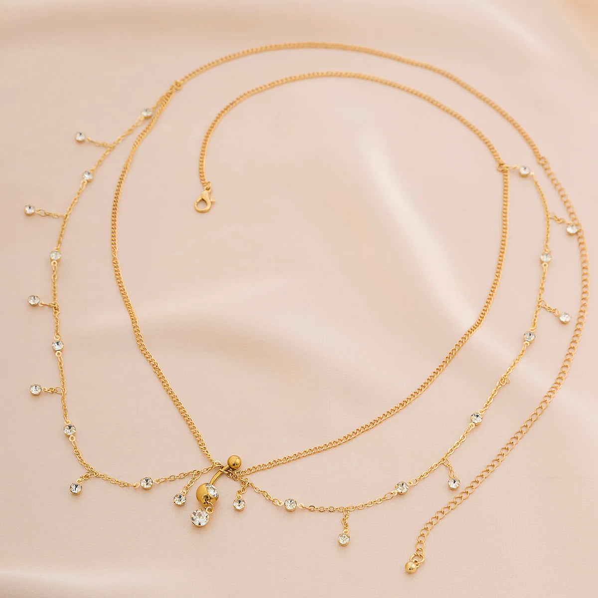 Cadena de cintura dorada con dijes brillantes