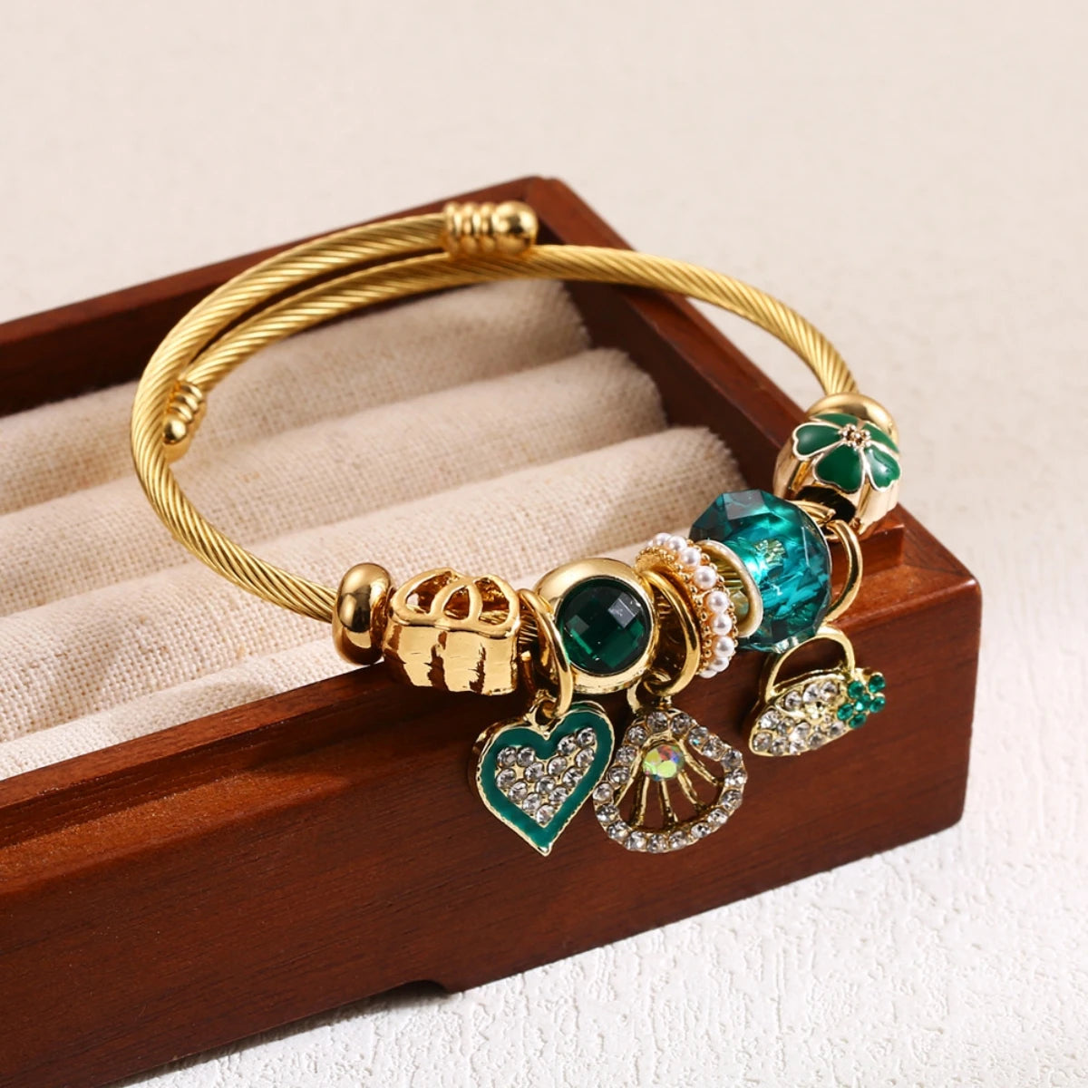 Pulsera de oro con dijes