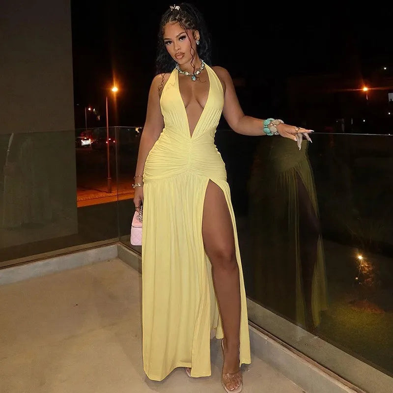 Vestido largo marrón con escote halter profundo y abertura alta