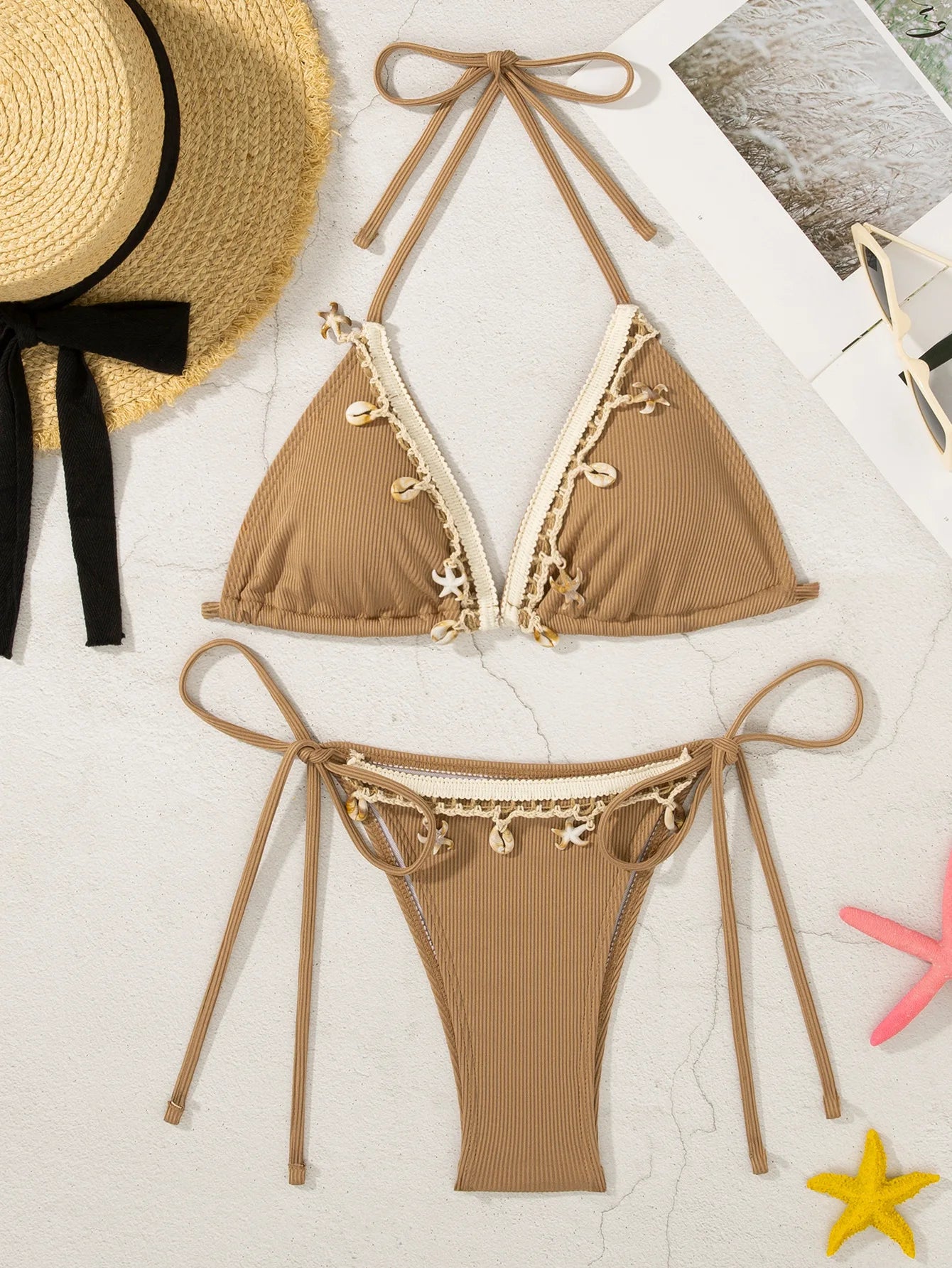 Bikini con conchas y tiras ajustables estilo mediterráneo