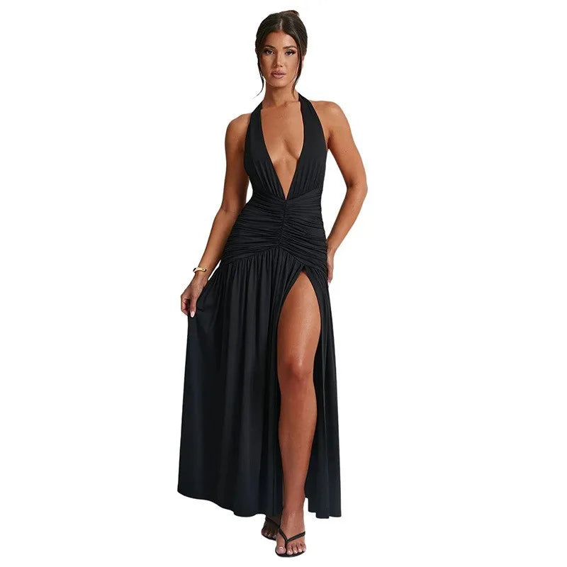 Vestido largo marrón con escote halter profundo y abertura alta