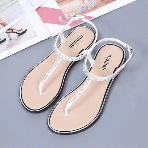 Sandalias planas blancas con tiras brillantes estilo verano