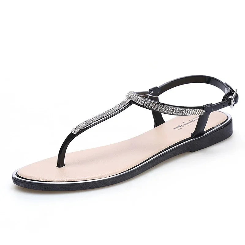 Sandalias planas blancas con tiras brillantes estilo verano