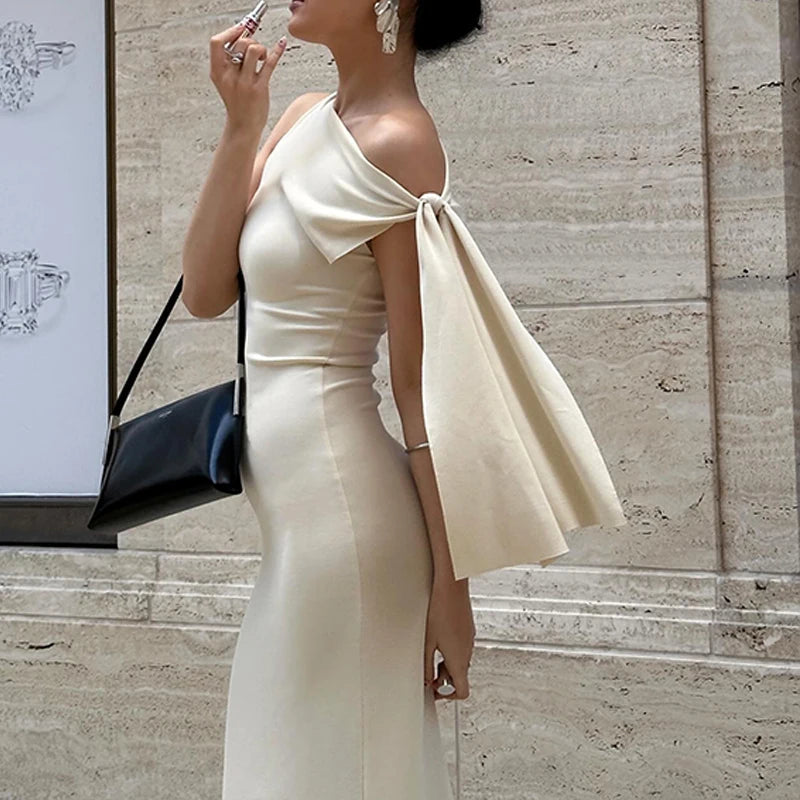 Vestido largo blanco asimétrico con lazo en hombro
