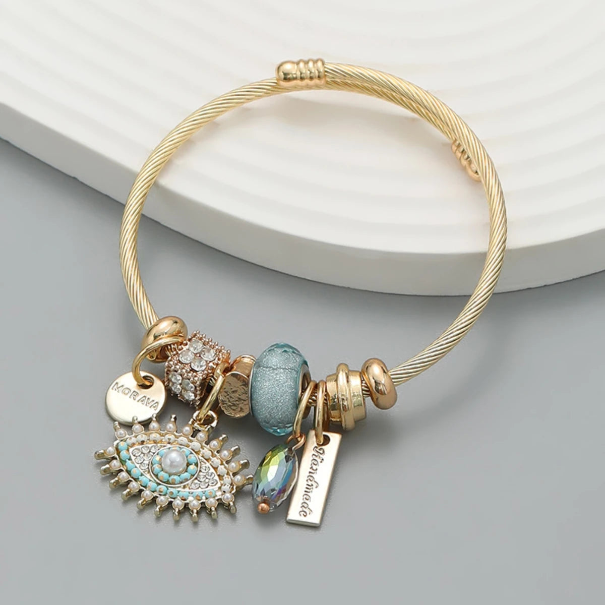 Pulsera de oro con dijes