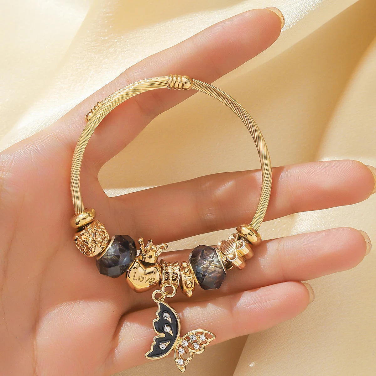 Pulsera de oro con dijes