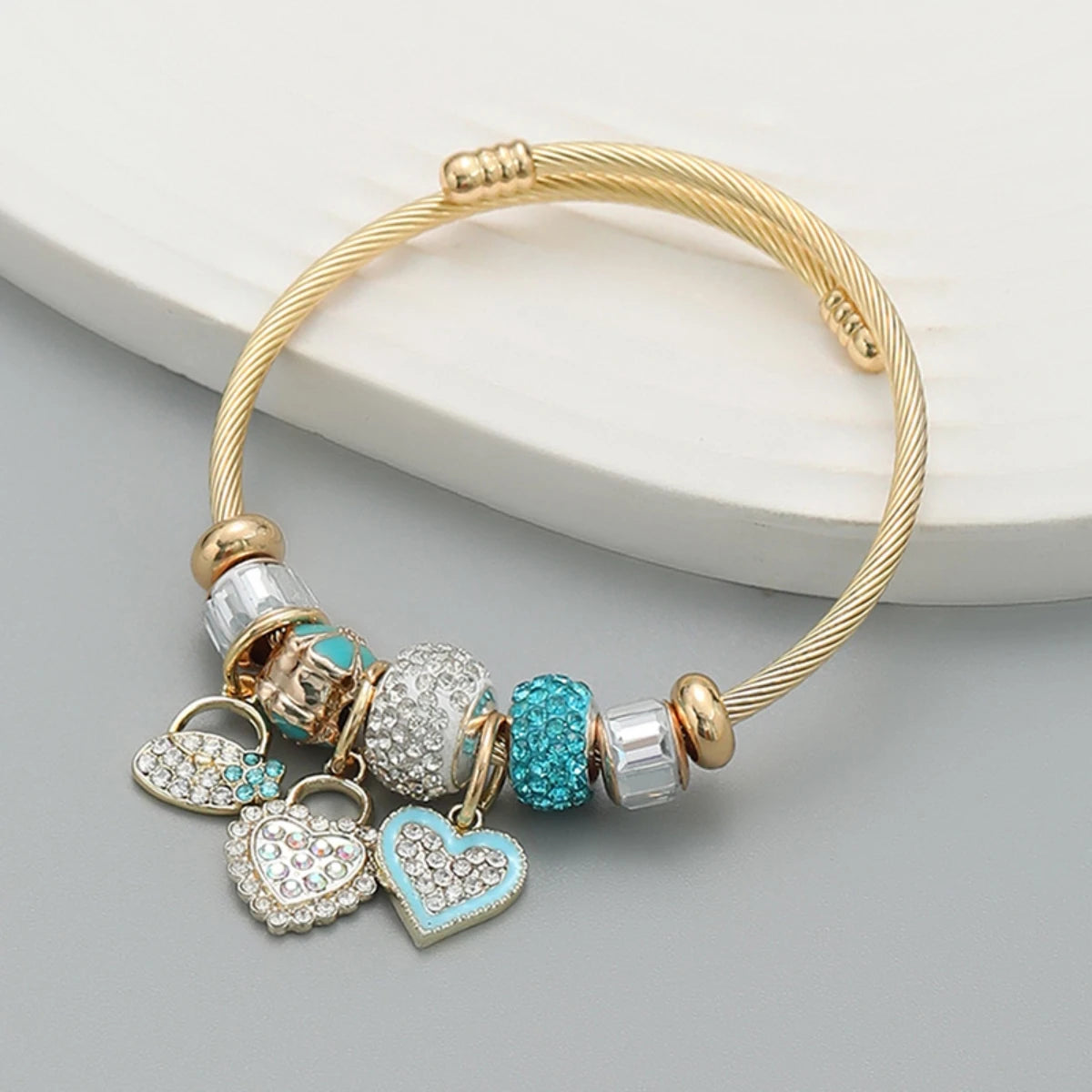 Pulsera de oro con dijes