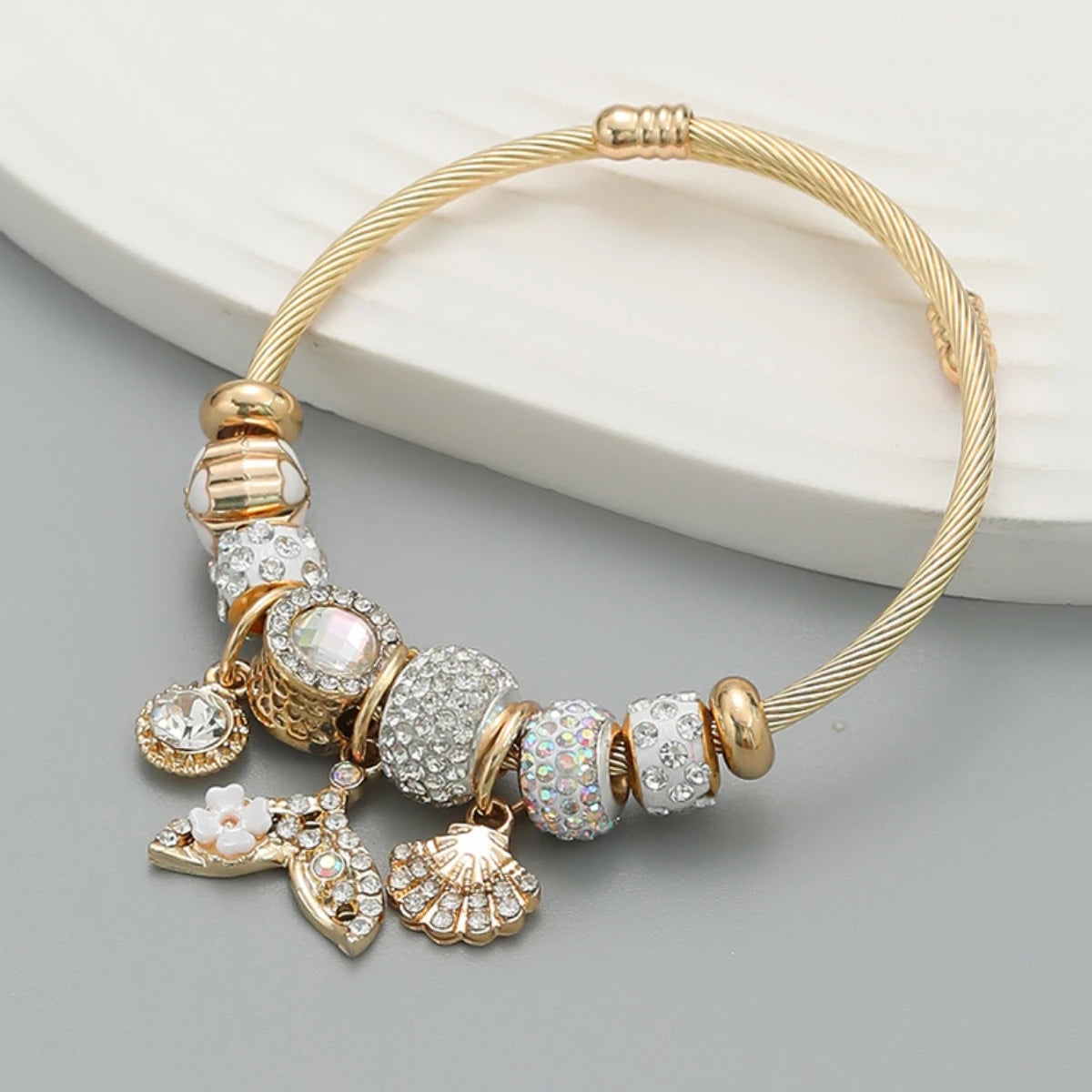 Pulsera de oro con dijes