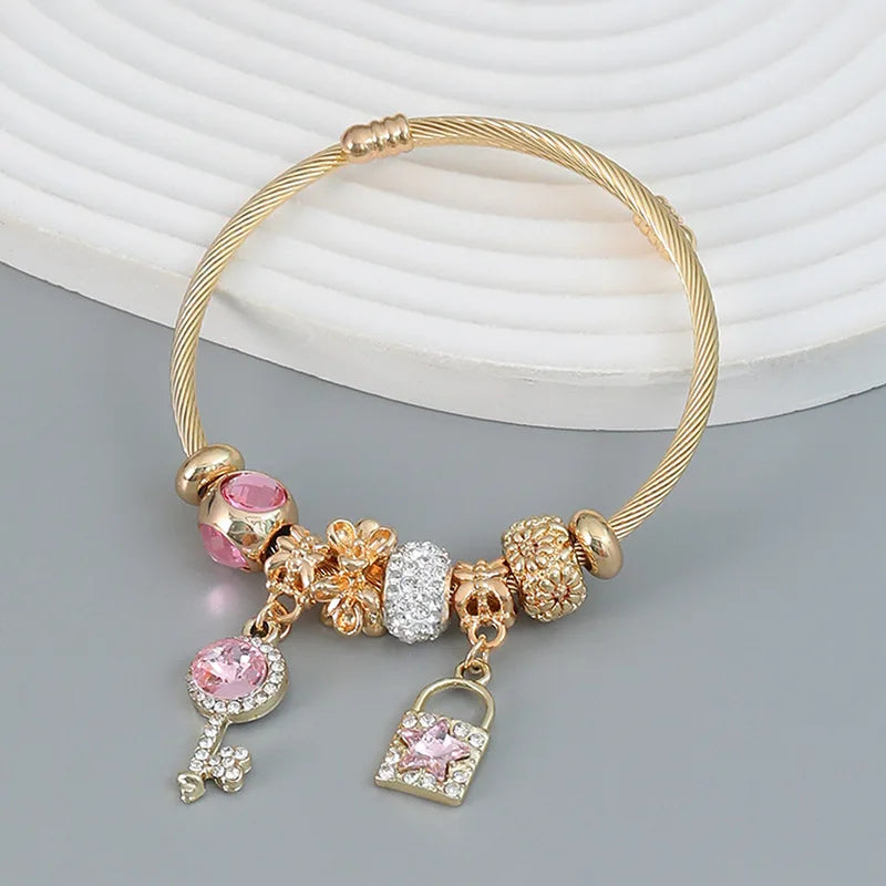 Pulsera de oro con dijes