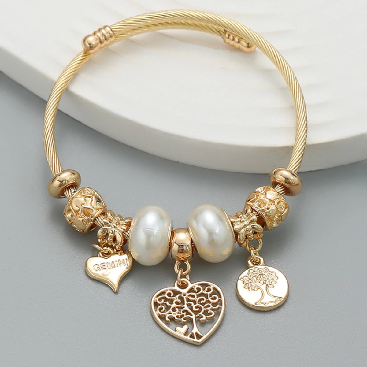 Pulsera de oro con dijes