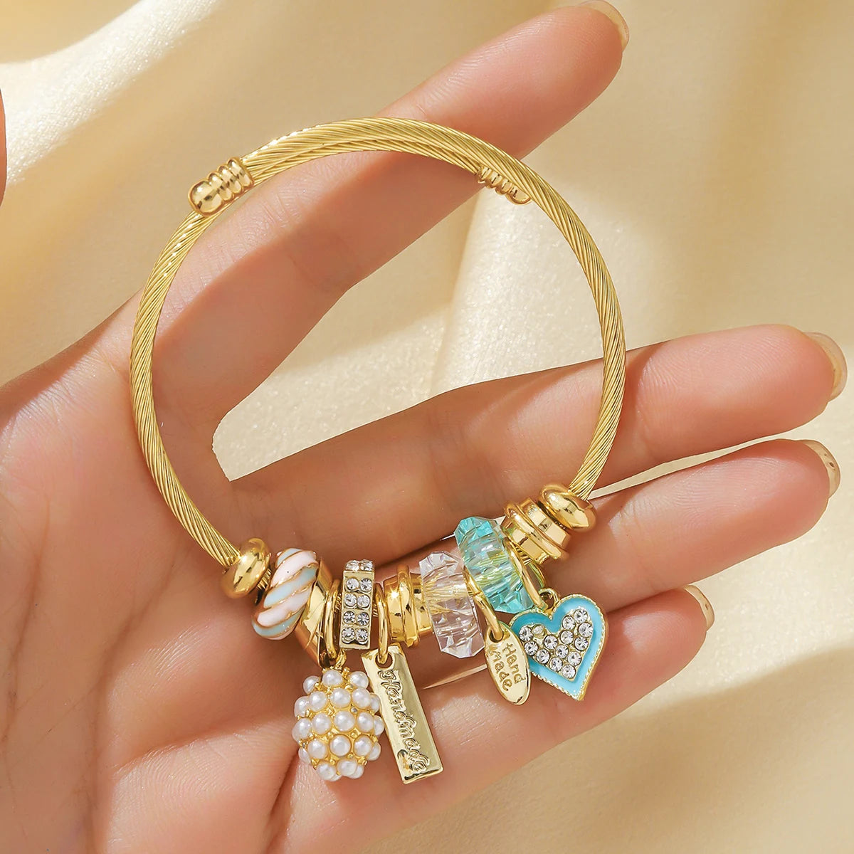 Pulsera de oro con dijes