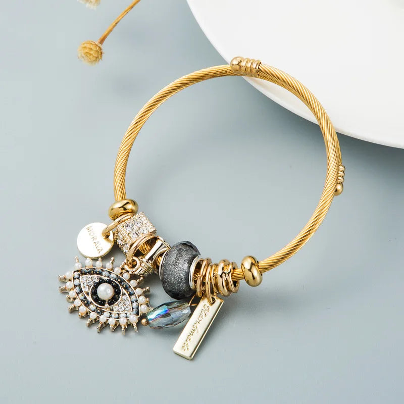 Pulsera de oro con dijes