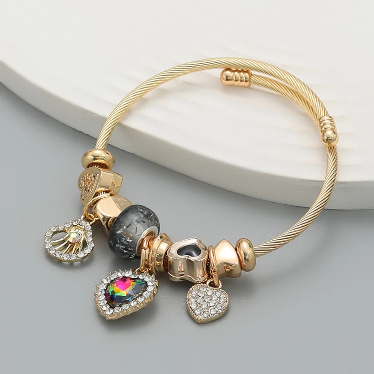 Pulsera de oro con dijes