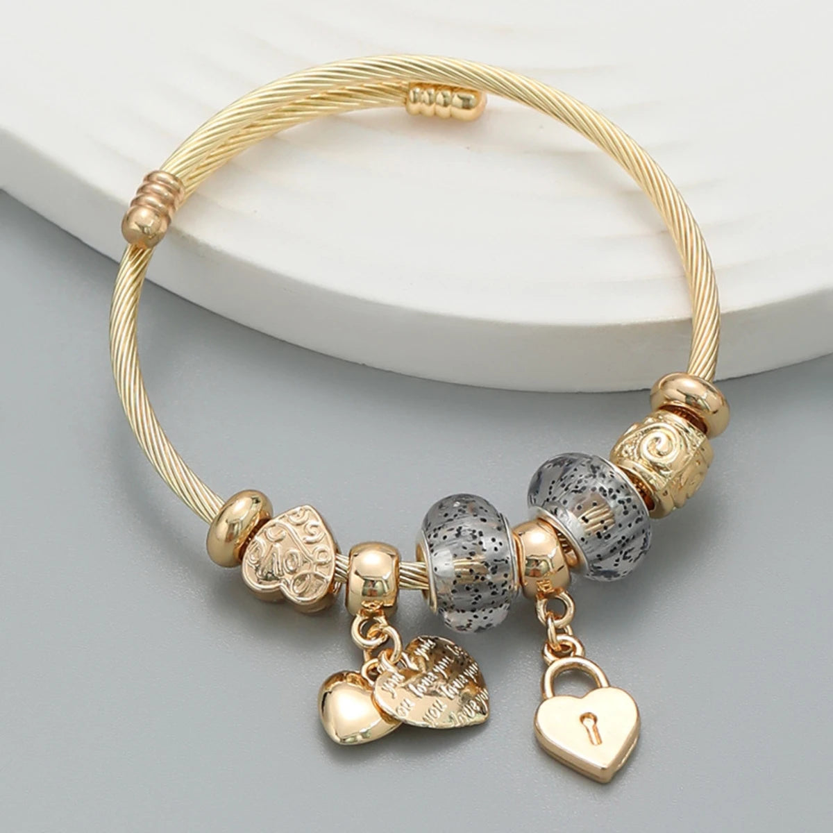 Pulsera de oro con dijes