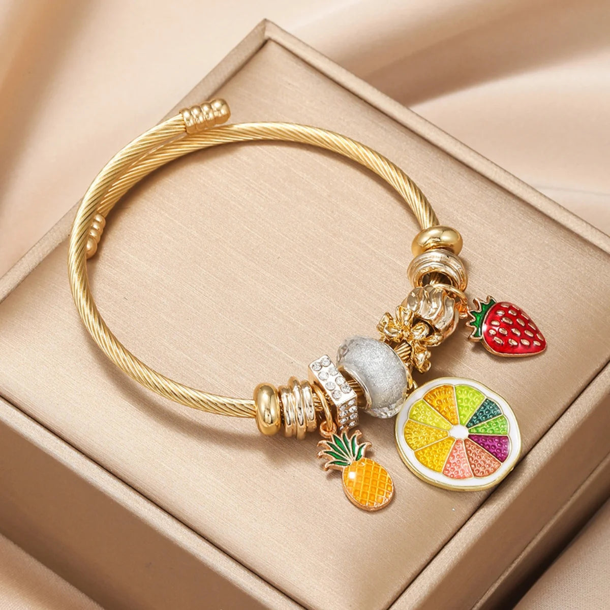 Pulsera de oro con dijes