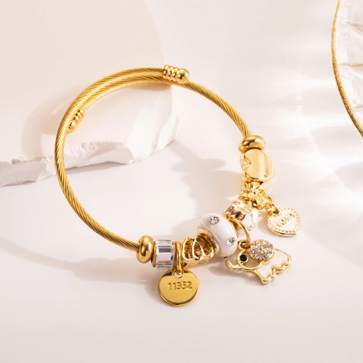 Pulsera de oro con dijes