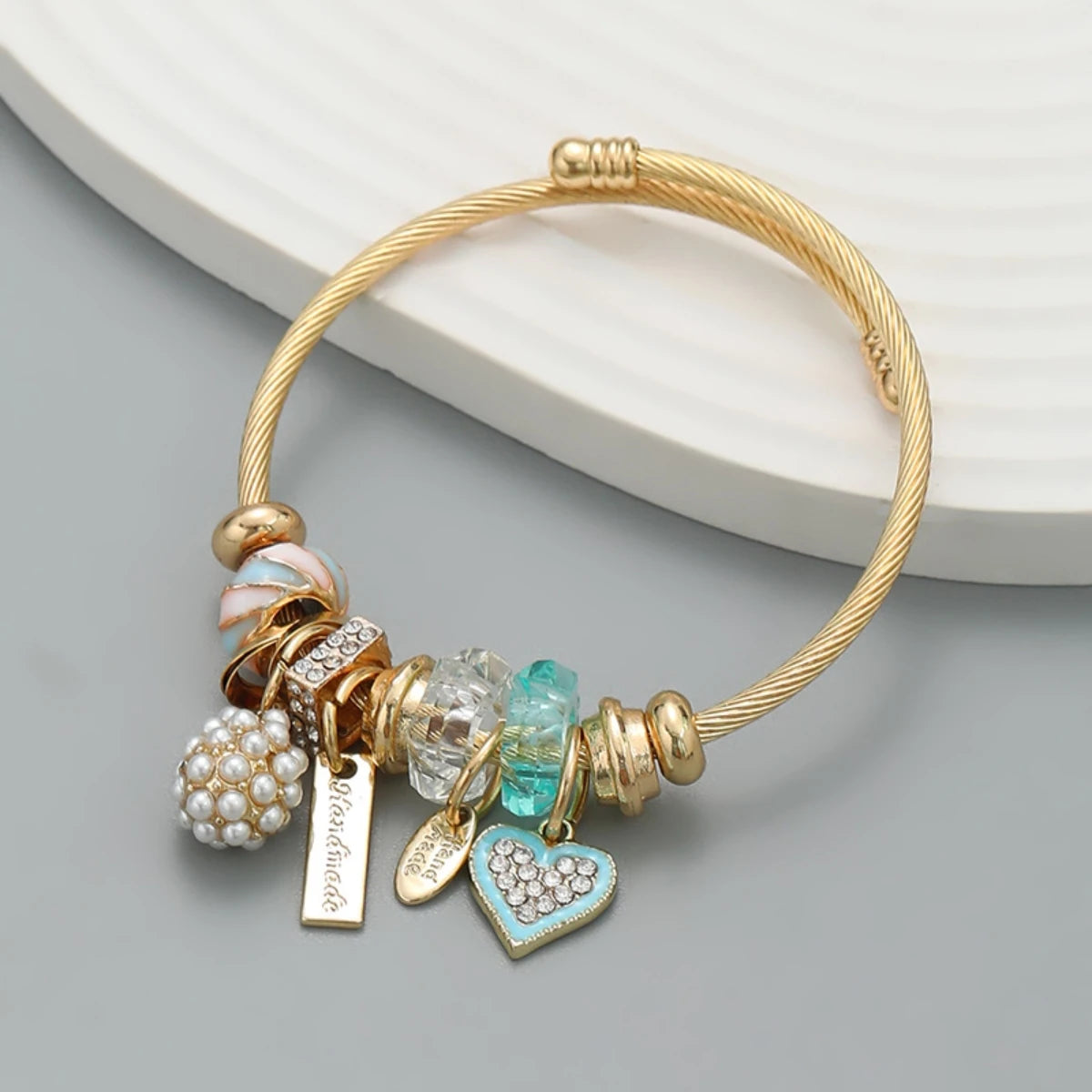 Pulsera de oro con dijes