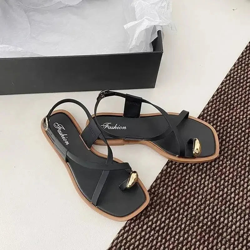 Sandalias romanas planas nude con tiras cruzadas y detalle dorado