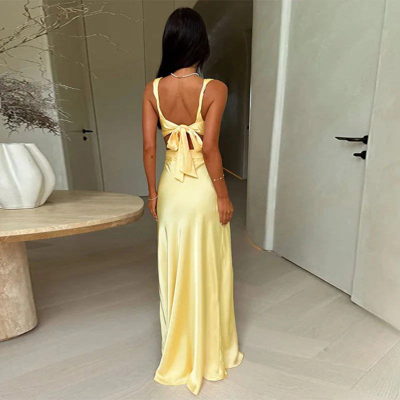 Vestido largo satinado con cut-outs y escote en V