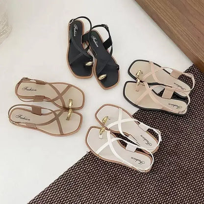 Sandalias romanas planas nude con tiras cruzadas y detalle dorado