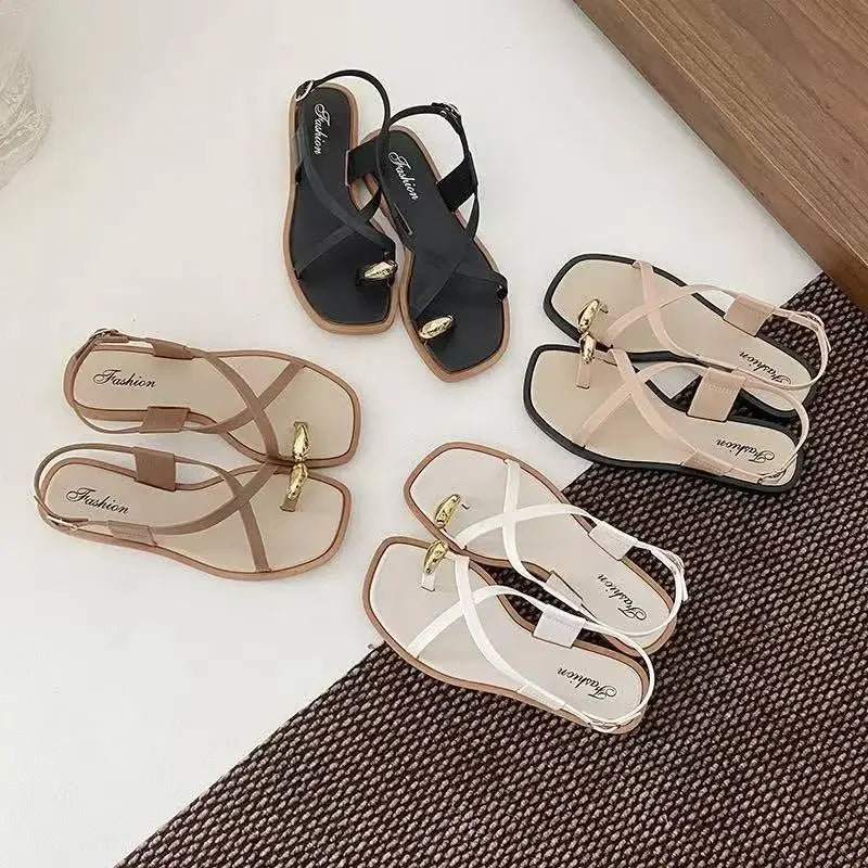 Sandalias romanas planas nude con tiras cruzadas y detalle dorado