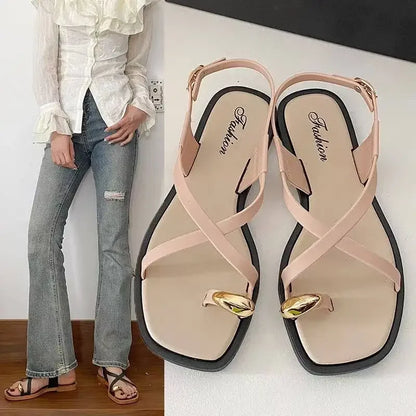Sandalias romanas planas nude con tiras cruzadas y detalle dorado