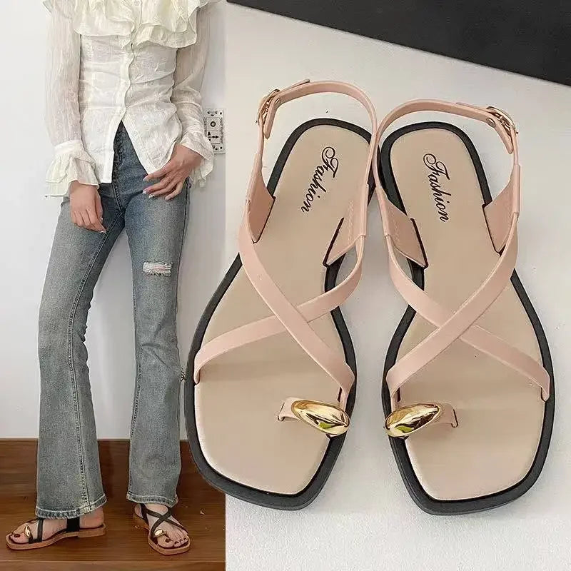 Sandalias romanas planas nude con tiras cruzadas y detalle dorado