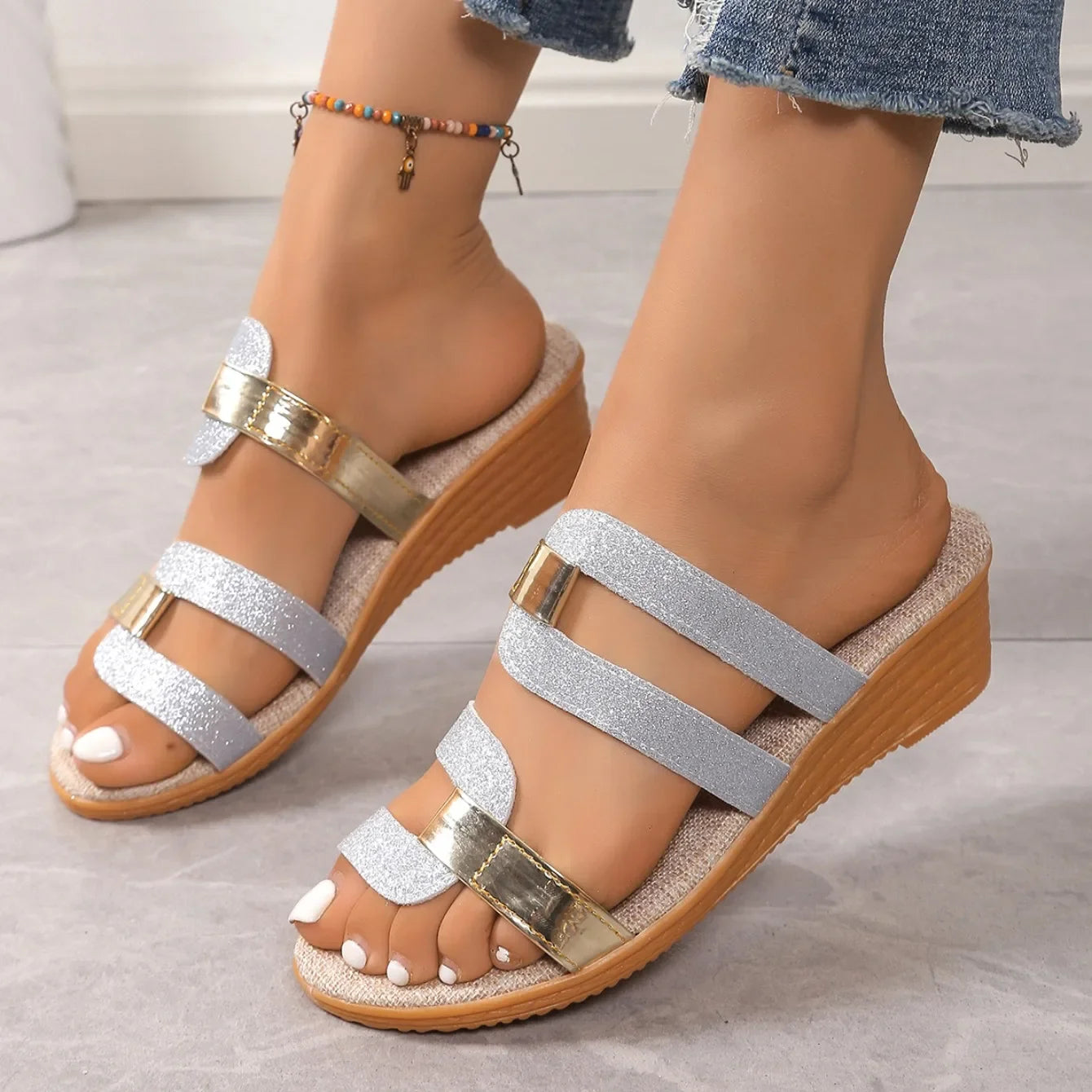 Sandalias planas doradas con tiras brillantes