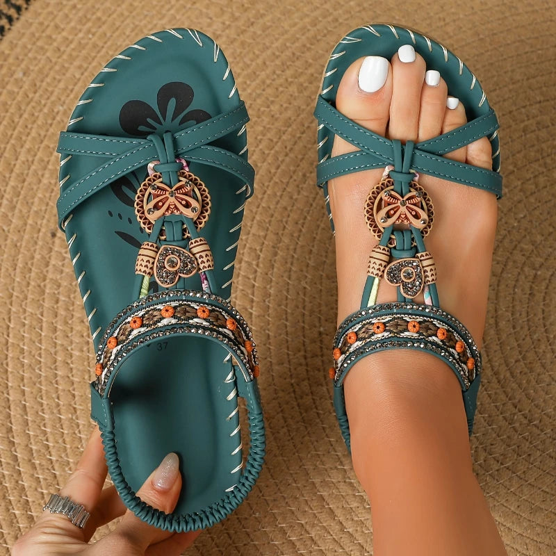 Sandalias boho étnicas con pedrería y tiras cruzadas