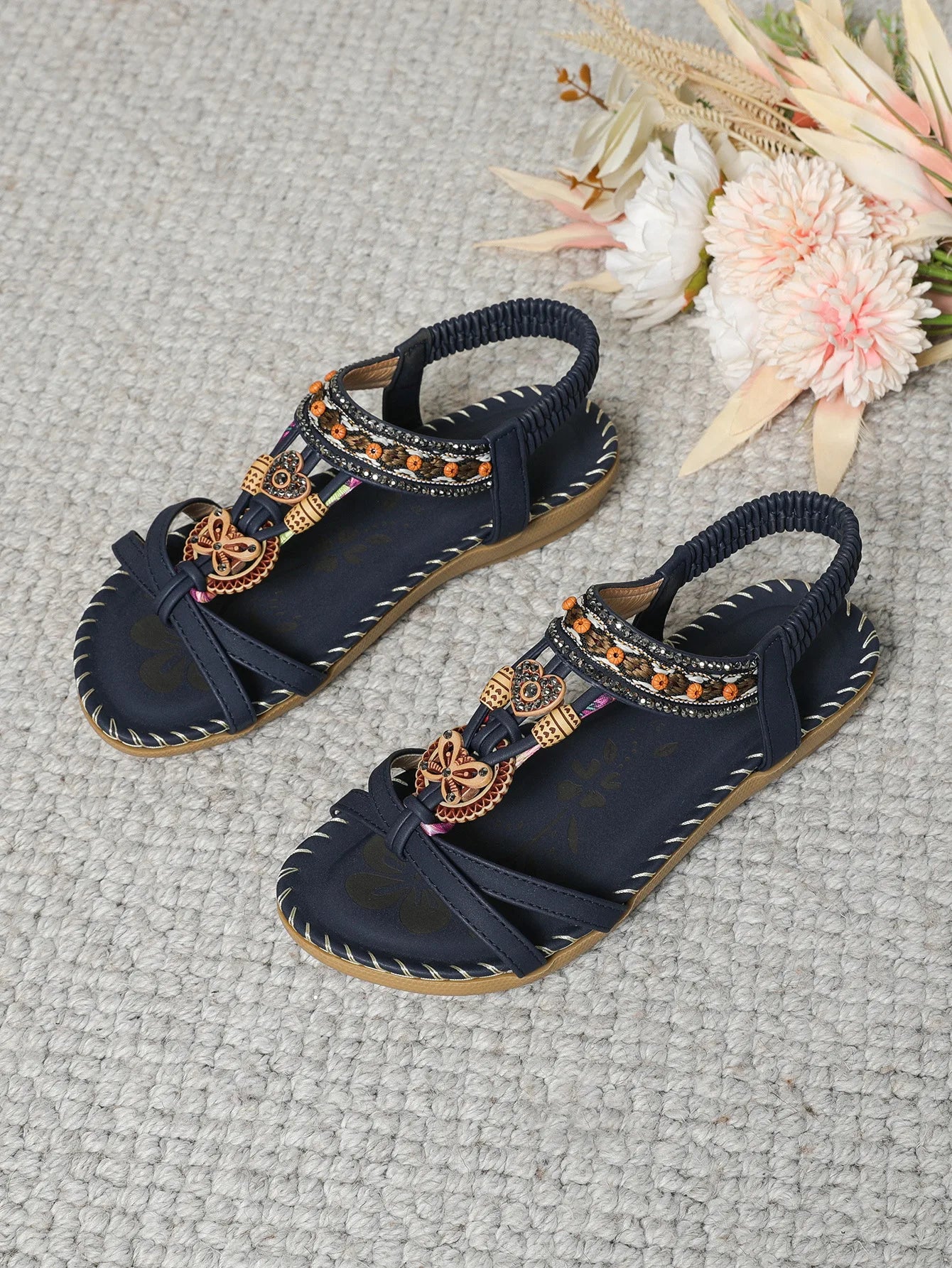 Sandalias boho étnicas con pedrería y tiras cruzadas