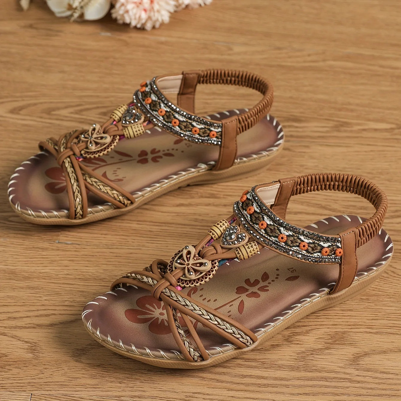 Sandalias boho étnicas con pedrería y tiras cruzadas