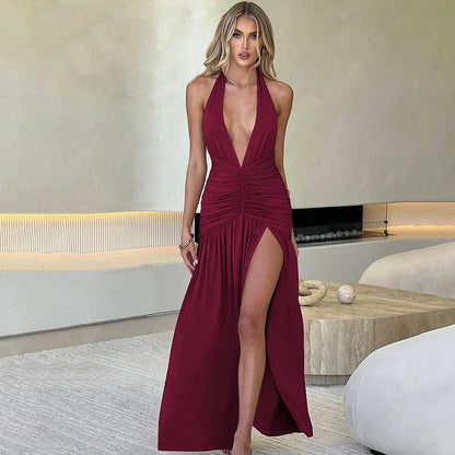 Vestido largo marrón con escote halter profundo y abertura alta