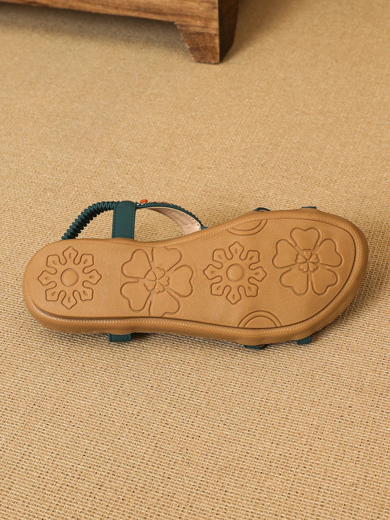 Sandalias boho étnicas con pedrería y tiras cruzadas
