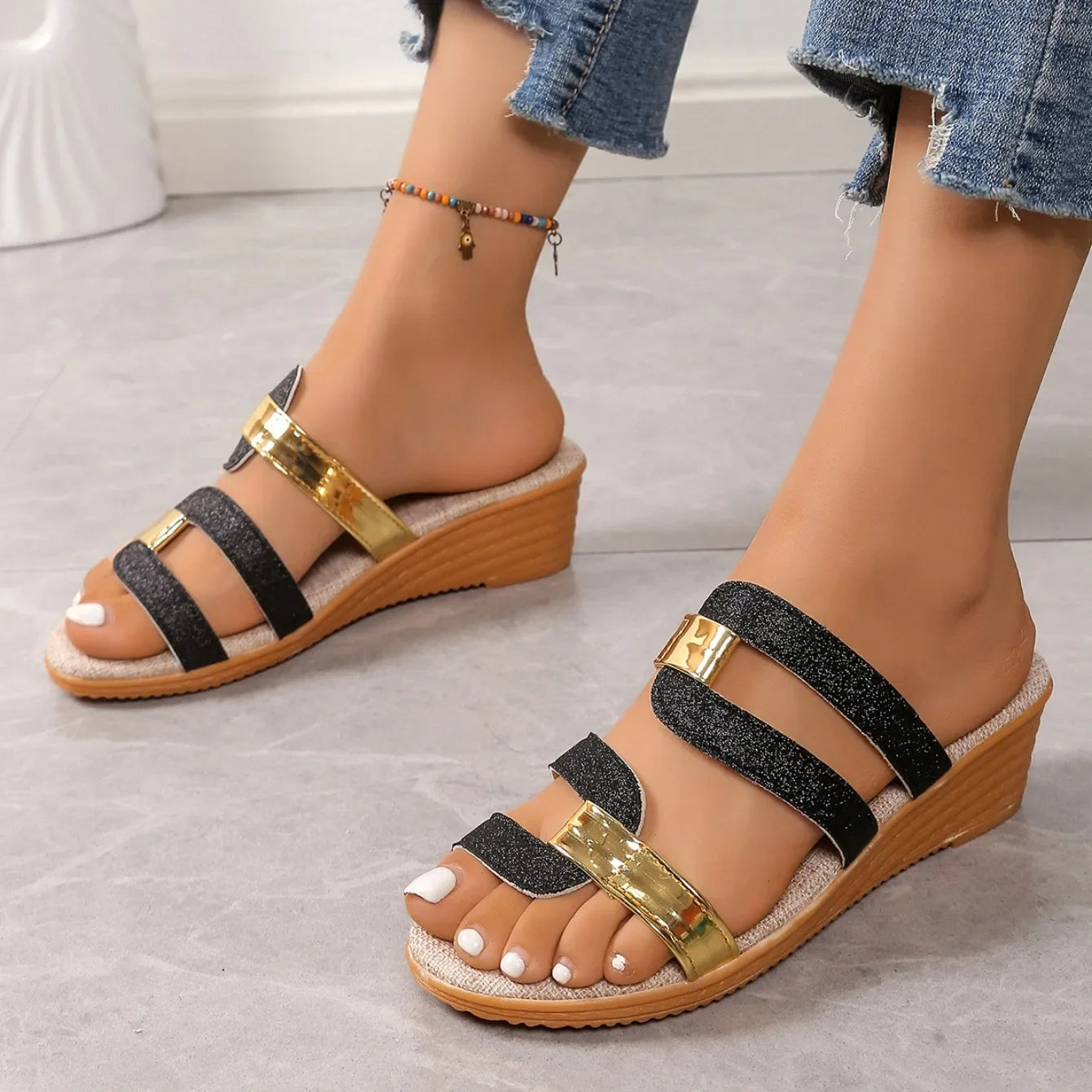 Sandalias planas doradas con tiras brillantes