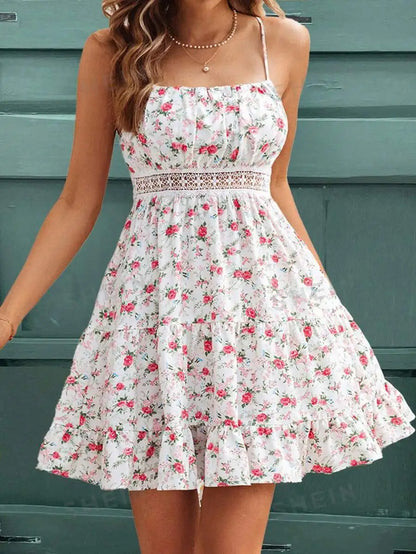 Vestido mini floral blanco con tirantes finos y cintura calada