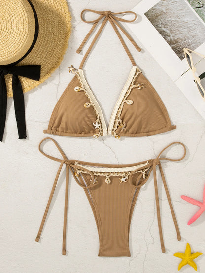Bikini con conchas y tiras ajustables estilo mediterráneo
