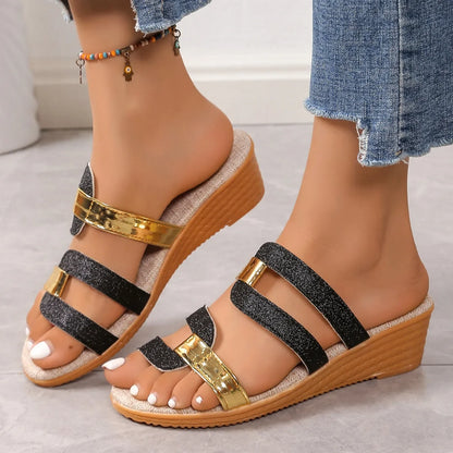 Sandalias planas doradas con tiras brillantes