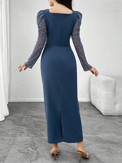 Vestido largo azul con mangas de encaje y escote cuadrado