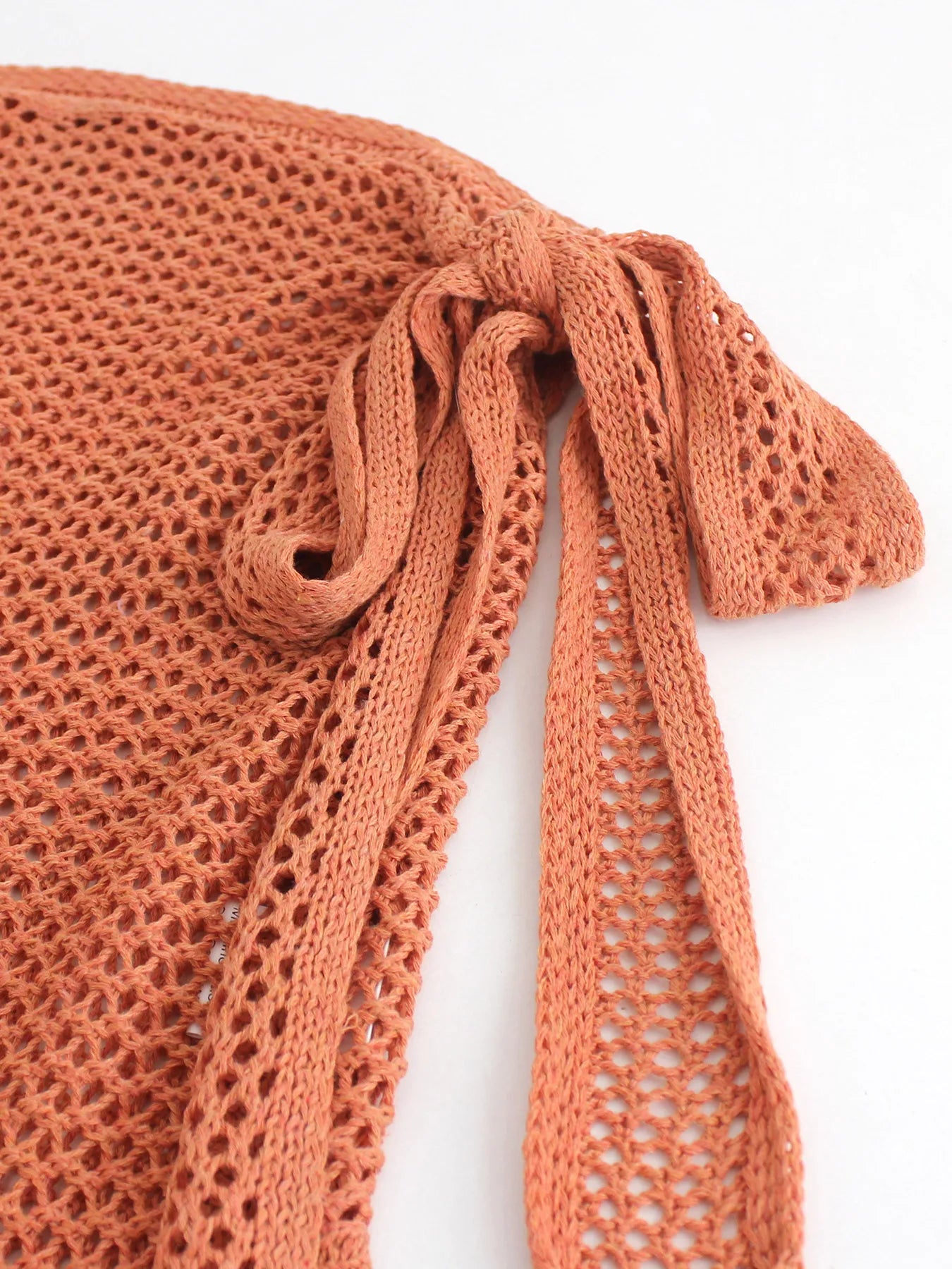 Falda corta con nudo lateral estilo playero chic y moderno