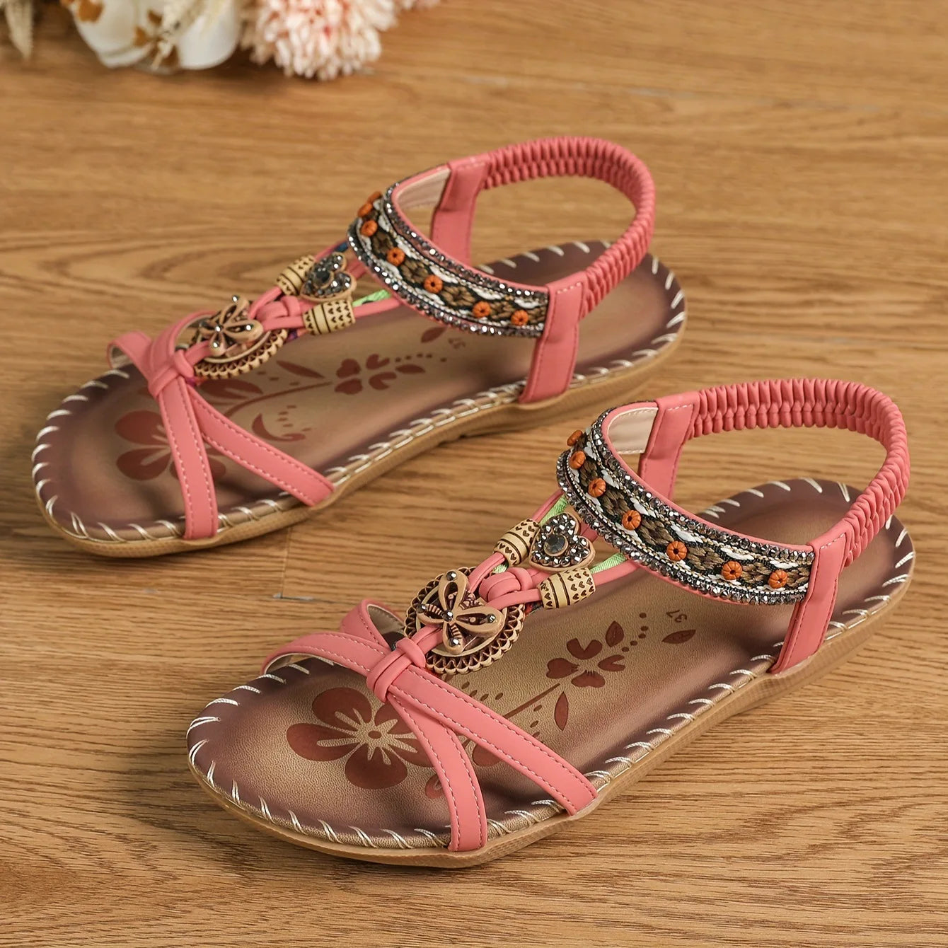Sandalias boho étnicas con pedrería y tiras cruzadas
