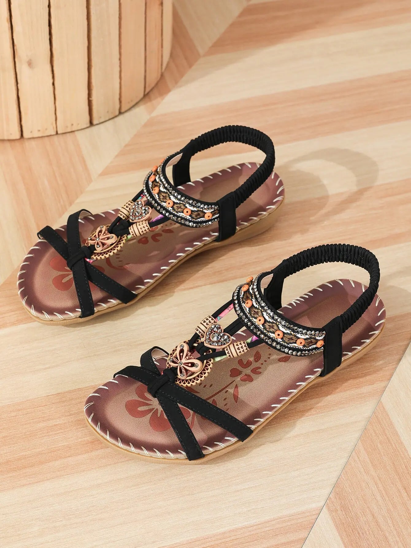Sandalias boho étnicas con pedrería y tiras cruzadas