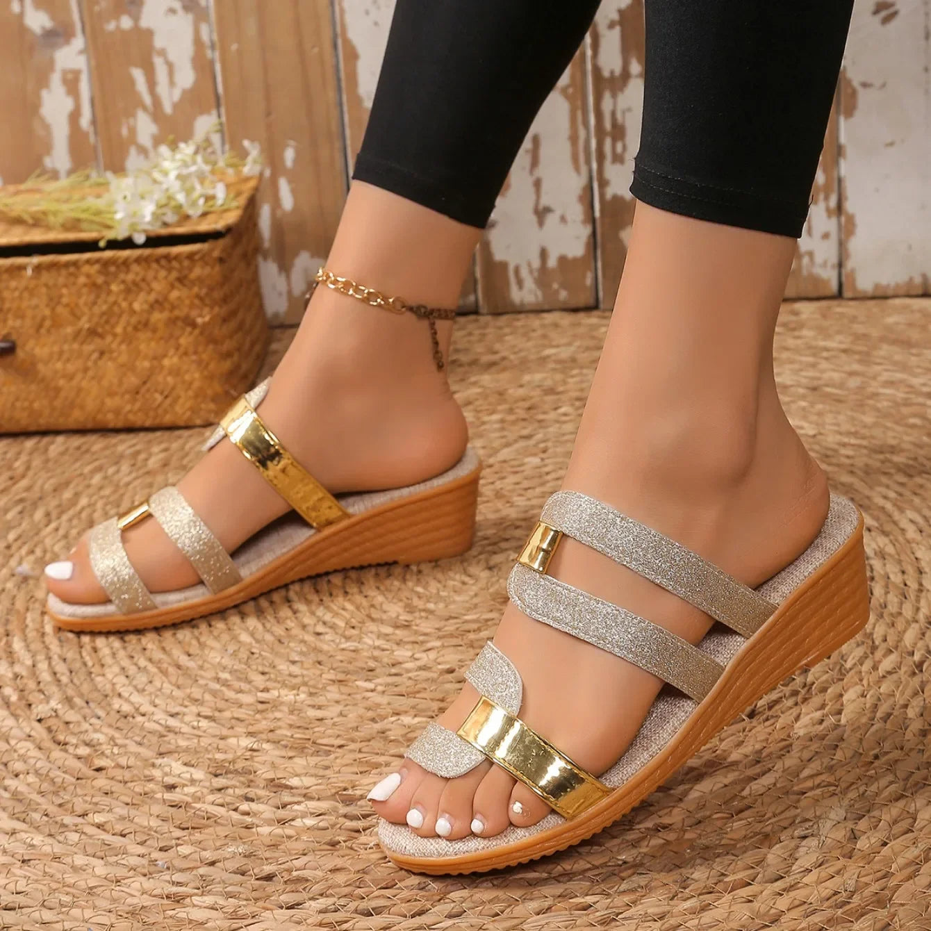 Sandalias planas doradas con tiras brillantes