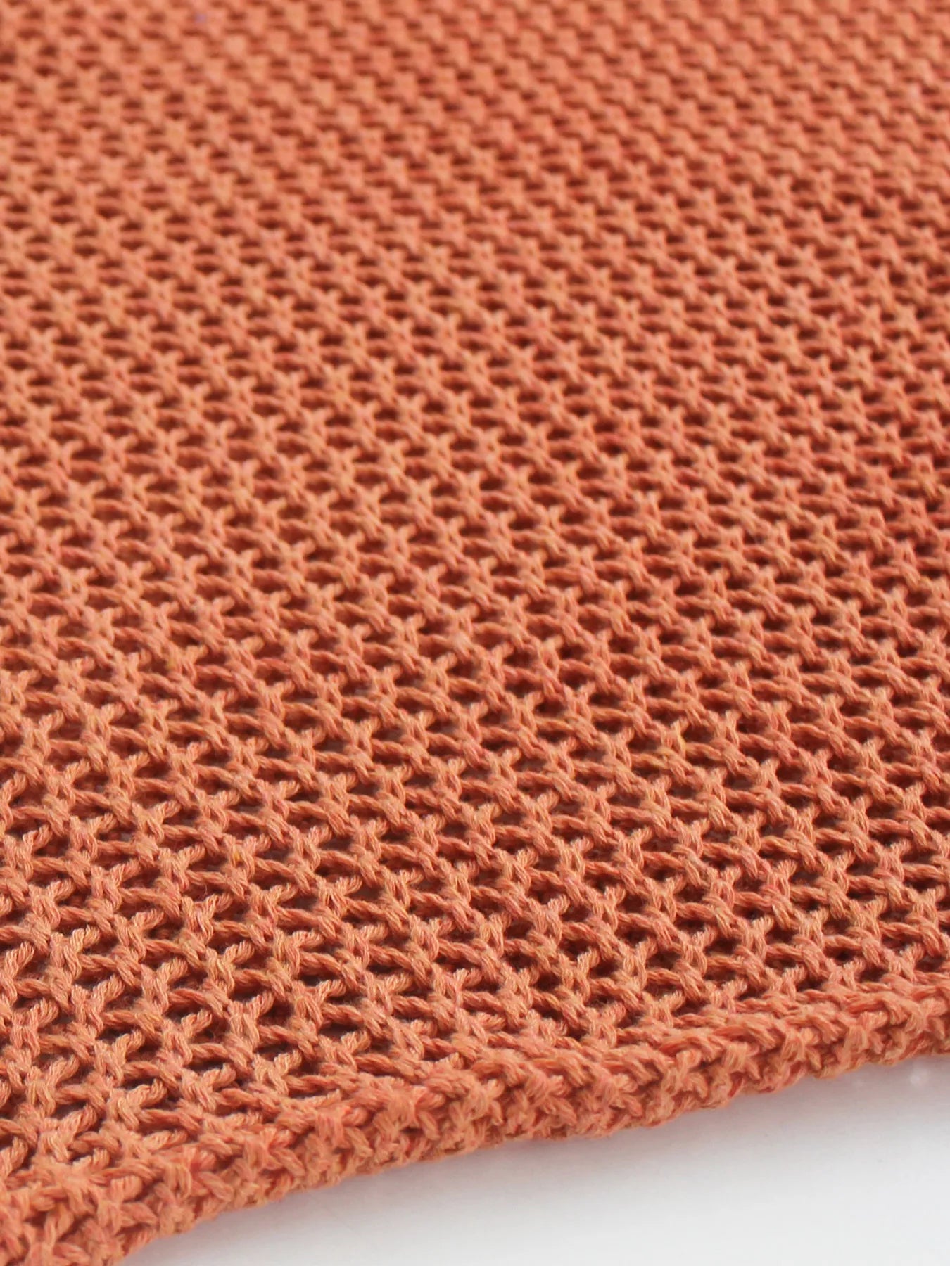 Falda corta con nudo lateral estilo playero chic y moderno