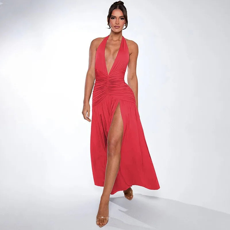 Vestido largo marrón con escote halter profundo y abertura alta