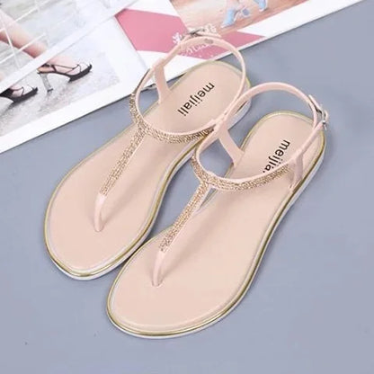 Sandalias planas blancas con tiras brillantes estilo verano