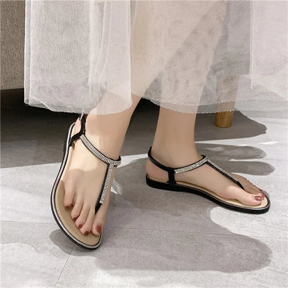 Sandalias planas blancas con tiras brillantes estilo verano
