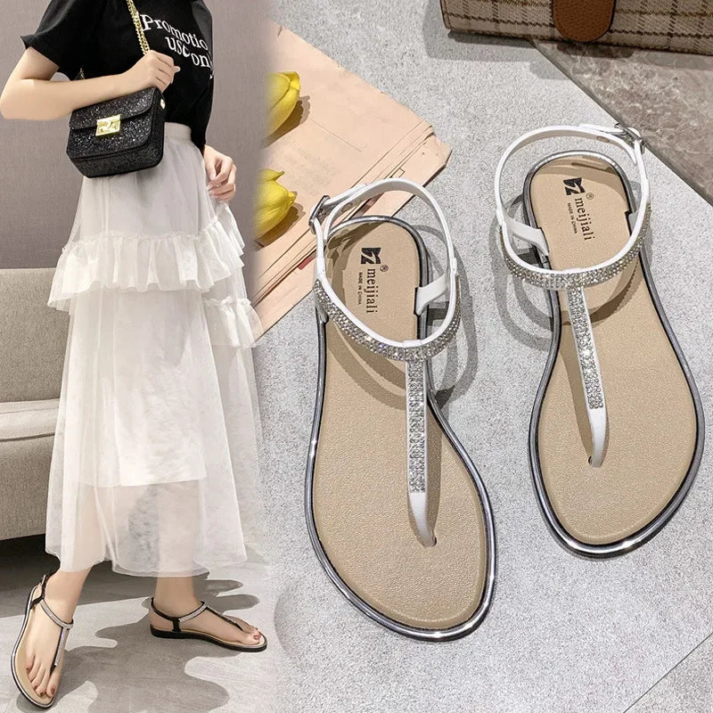 Sandalias planas blancas con tiras brillantes estilo verano
