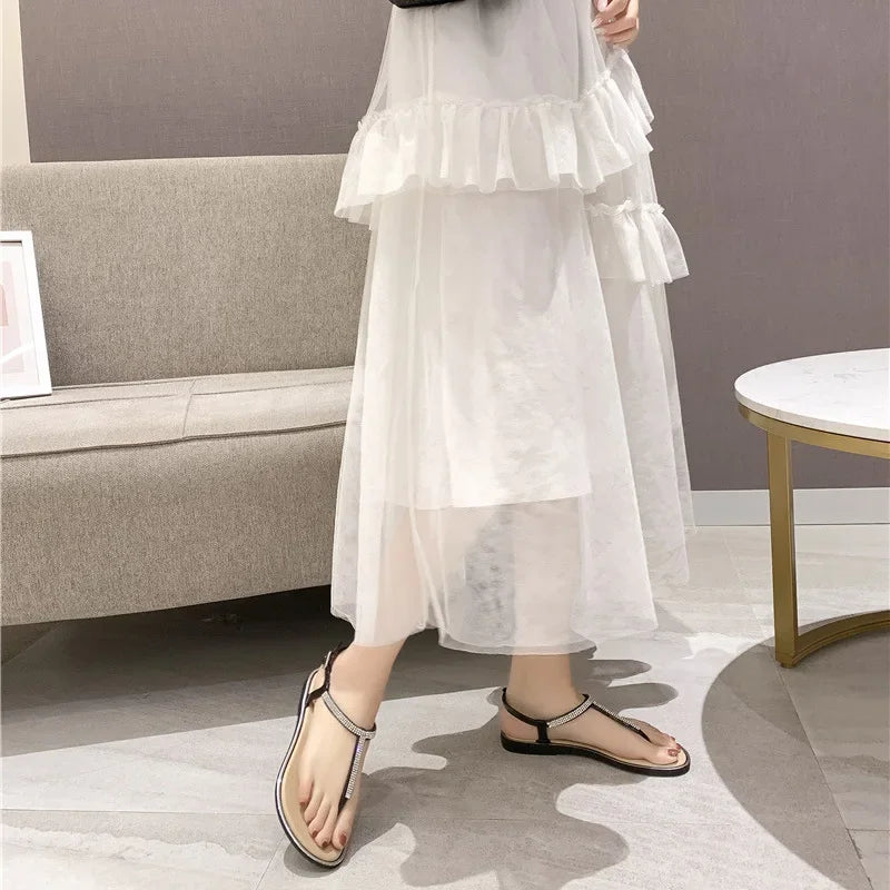 Sandalias planas blancas con tiras brillantes estilo verano