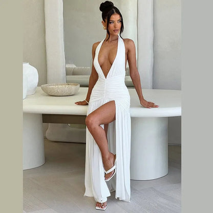 Vestido largo marrón con escote halter profundo y abertura alta