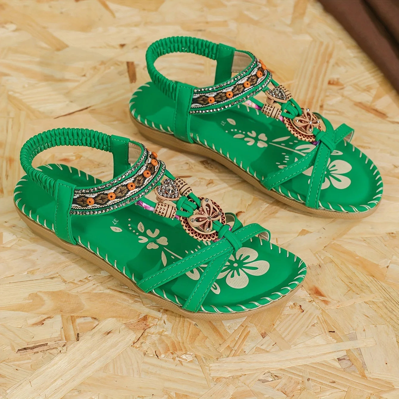 Sandalias boho étnicas con pedrería y tiras cruzadas